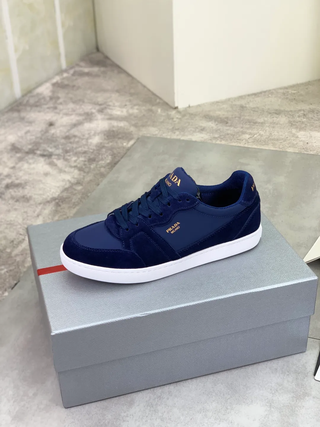 Men's shoes 💰P560💰[New model] The top version is available on the official website, 🆘 The trendy brand (Prada) mainly promotes the popular model, avant-garde and versatile fashionable men's shoes, private version mold opening, cowhide surface splicing 1:1.. Stylish and simple, original imported cowhide lining cowhide feet; the atmosphere and personality are more fashionable, eye-catching and pursuing class. It will subvert the old idea and be a must-have for fashionistas with you! Must keep it for yourself! Tall and comfortable, large and low, high-end quality workmanship. Official website’s new high-end outsole. Size: 38-45. Multiple colors available.